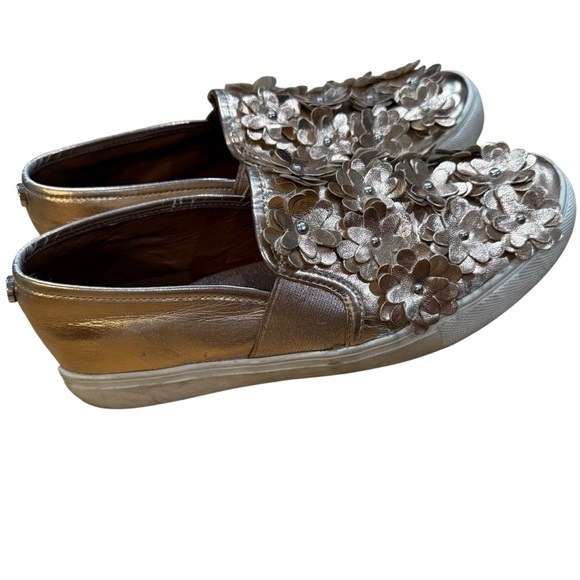 Steve Madden Rose Gold Metallic Flower Sneakers Size 7.5 flats slip on shoes - Picture 3 of 10